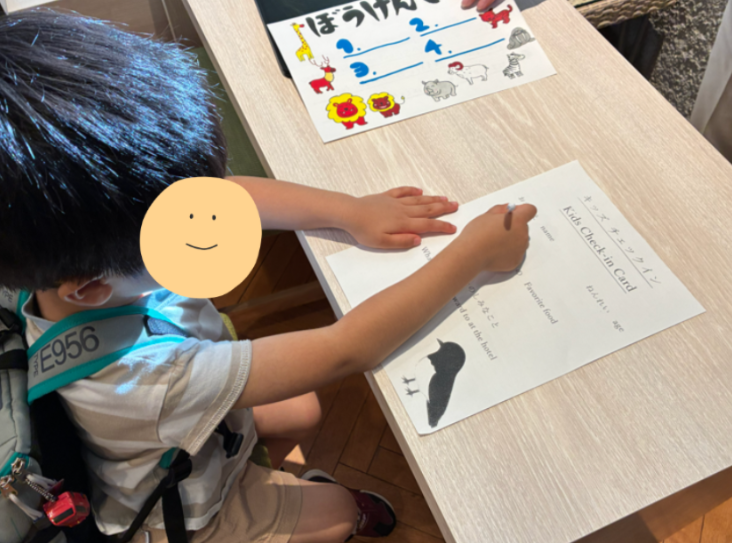 キッズチェックインをする子供
