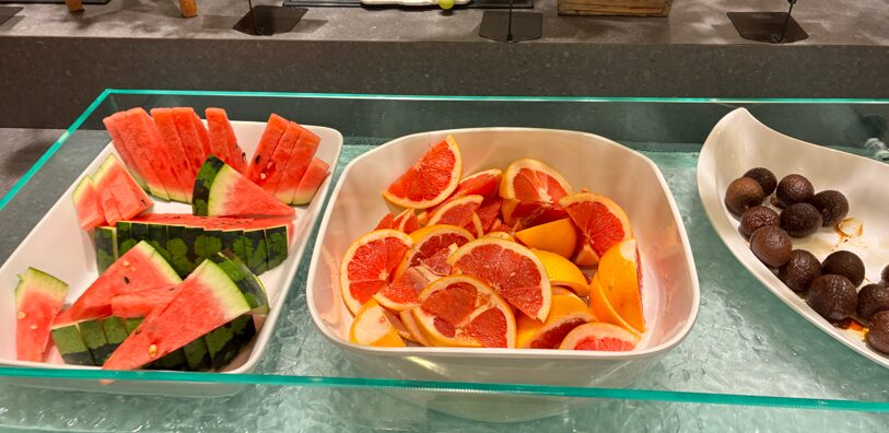 笹井ホテルの夕食バイキングのデザート|フルーツとコンポートが並ぶ