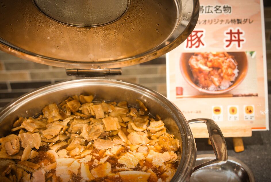 笹井ホテルの朝食バイキングの豚丼|十勝名物の甘辛だれの豚肉