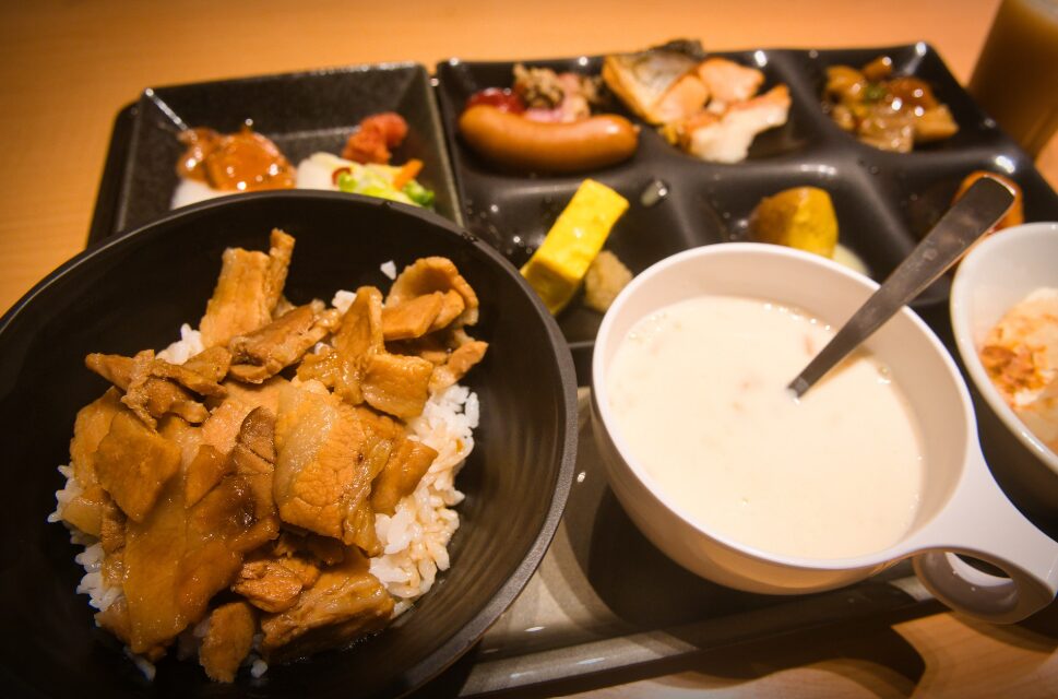 笹井ホテルの朝食バイキングで取り分けた朝食プレート|和洋のメニュー