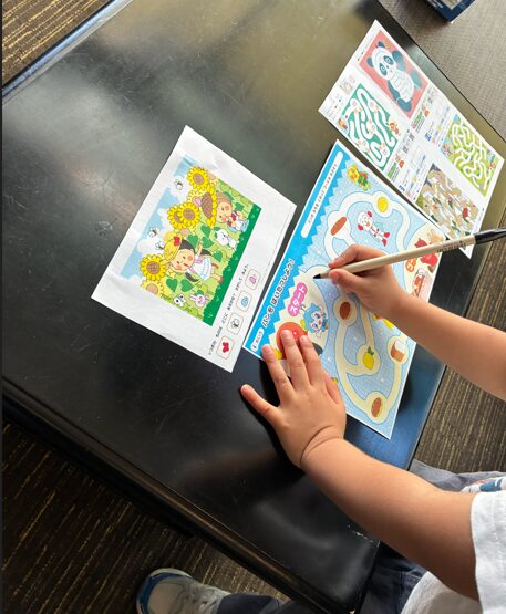 ホテルエリアワン千歳で従業員からもらった迷路プリントで遊ぶ4歳の子ども