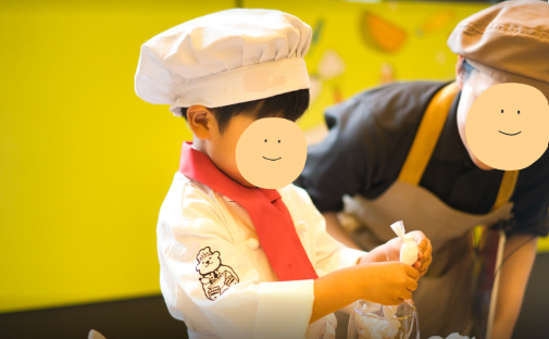 OMO7旭川のキッズプログラムでパフェを作る子ども