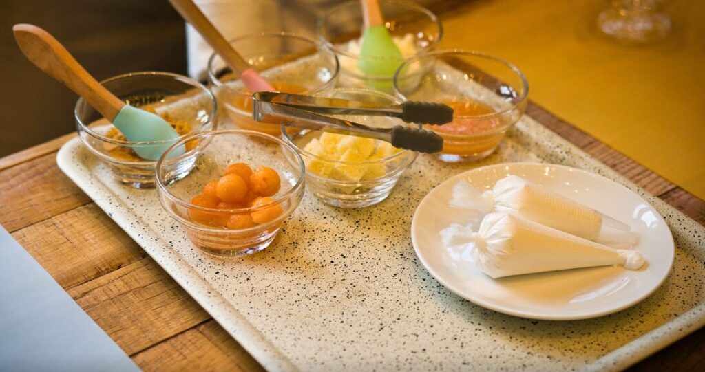 OMO7旭川のキッズプログラムでパフェの食材