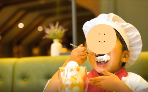 OMO7旭川のキッズプログラムでパフェを食べる子ども