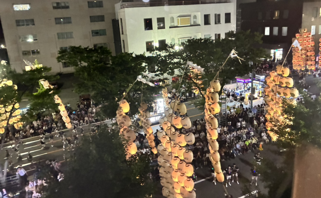 ホテルパールシティ秋田竿燈大通り 客室の窓から見た竿燈