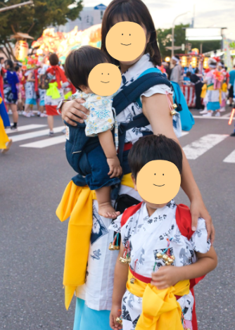ハネト衣装を着て抱っこ紐で参加する1歳児