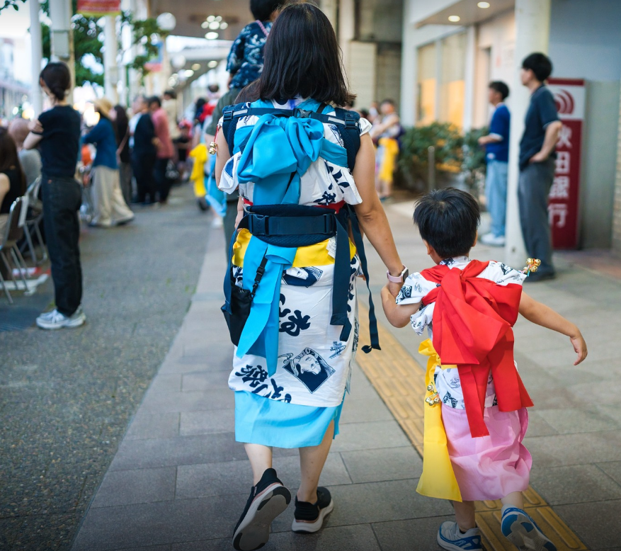 青森ねぶた祭に向かう親子