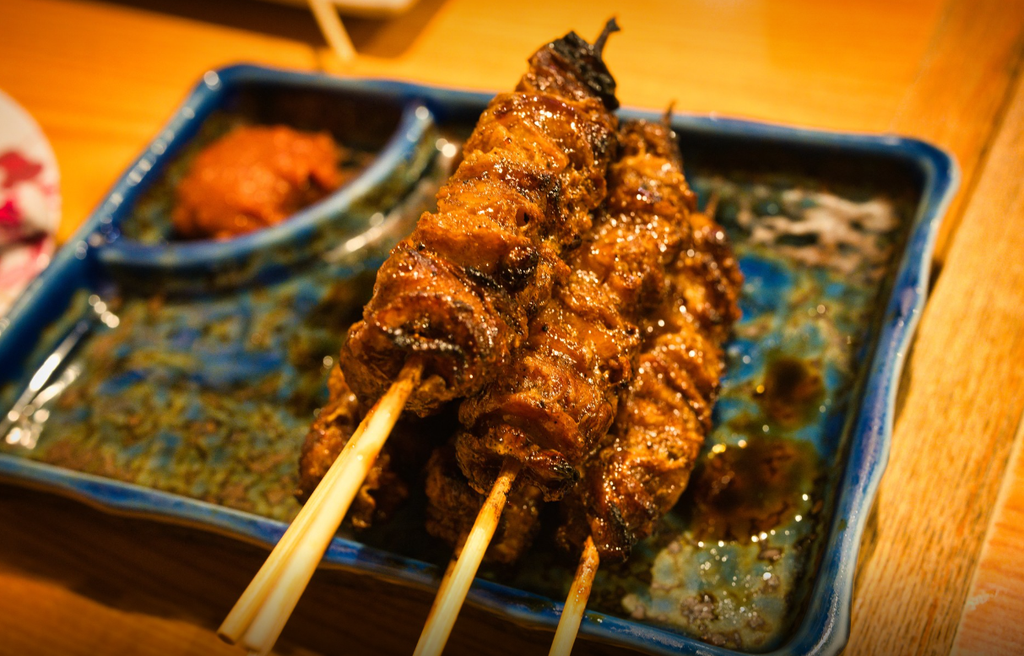 秋田の居酒屋一の酉 名物の鶏皮串の夕食