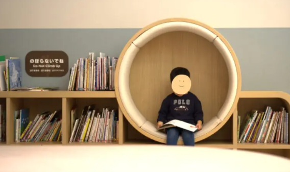 ランドメルキュール八ヶ岳リゾートの絵本コーナーを楽しむ子ども