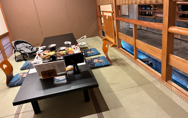 海風亭寺泊日本海の座敷半個室に用意された夕食膳