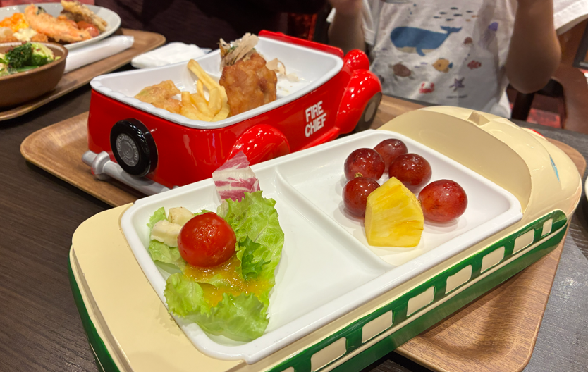 ホテルニューアカオ夕食ビュッフェの車と電車の形をしたお子様プレート