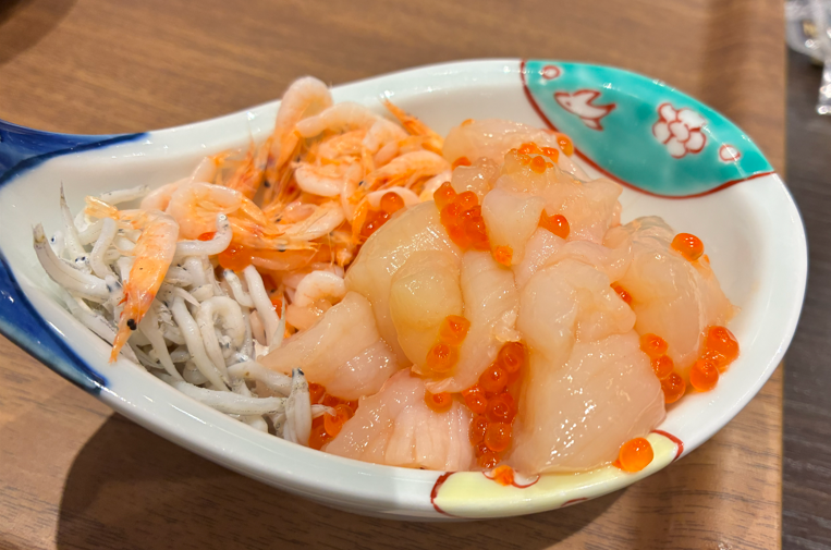 ホテルニューアカオ夕食ビュッフェの海鮮丼