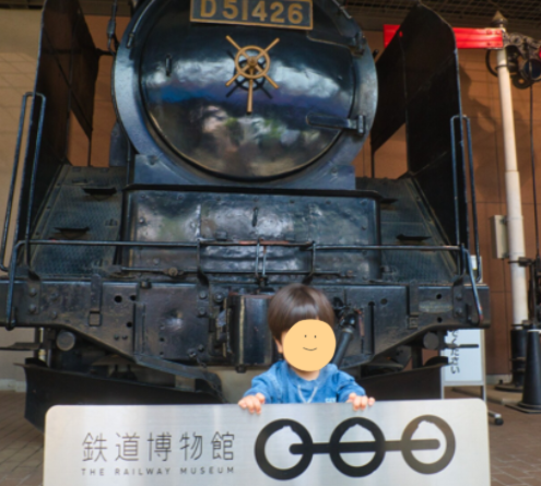 鉄道博物館の前で写真を撮る子ども