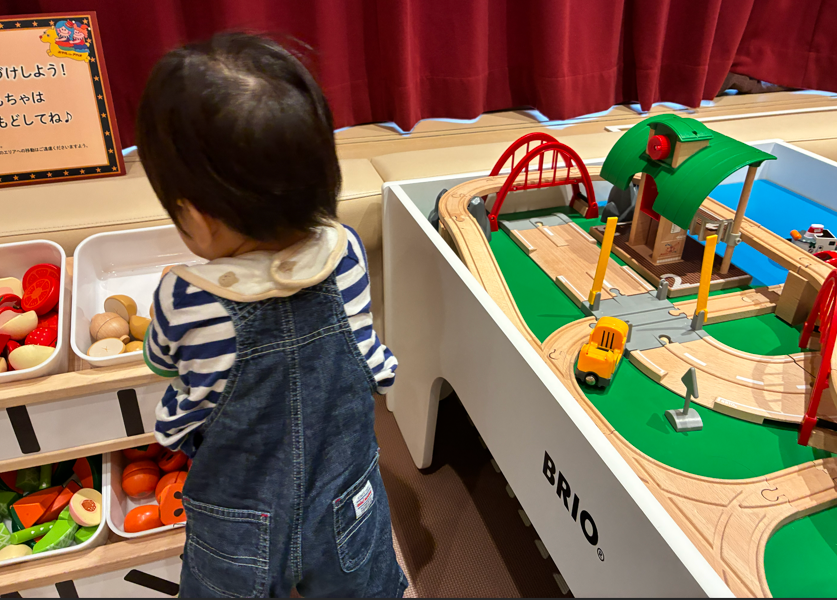 ホテルニューアカオキッズパークのおままごとセットであそぶ赤ちゃん