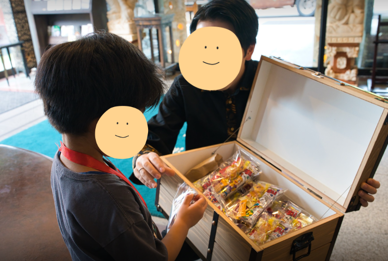 謎解きの景品が入った宝箱を開ける子ども