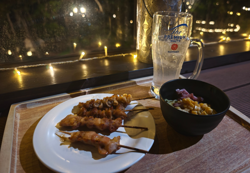夜食の焼き鳥とプレミアムモルツ