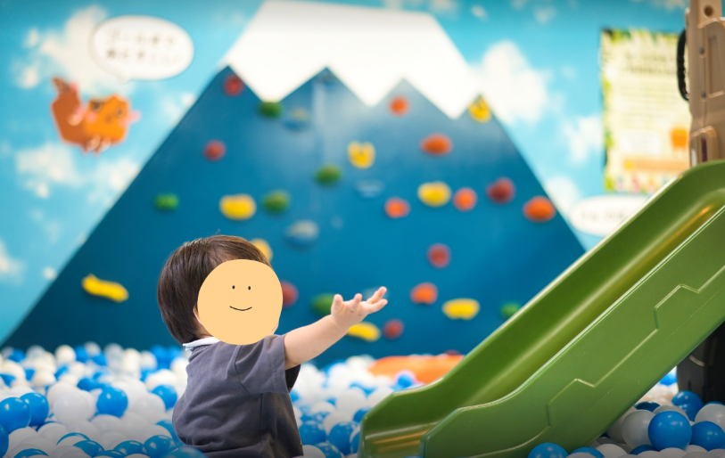 ボールプールの前で手を伸ばす1歳の次男