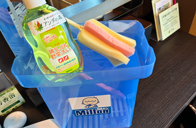 部屋にあるミルトンと哺乳びん洗いの洗剤