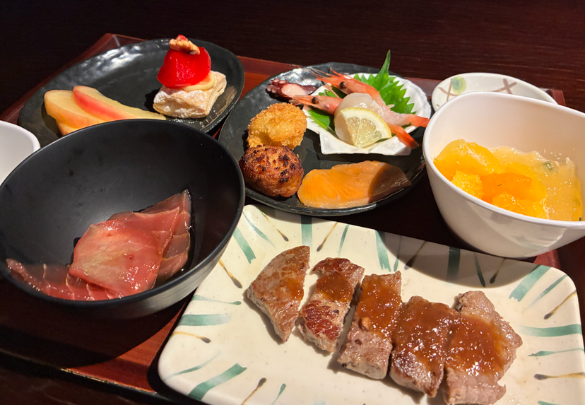 りんごソースをかけたステーキ
