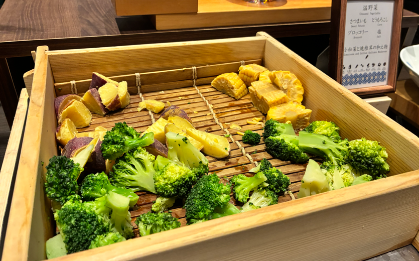 朝食ビュッフェに並んだ、ブロッコリーなどの温野菜