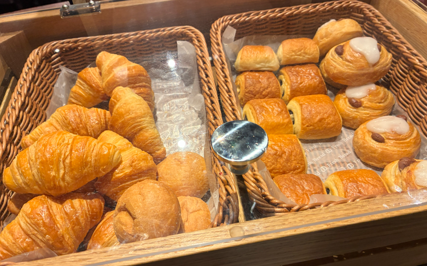朝食ビュッフェに並んだパン