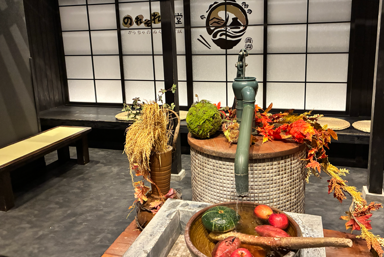 青森屋の夕食会場「のれそれ食堂」の入口に飾られたロゴ