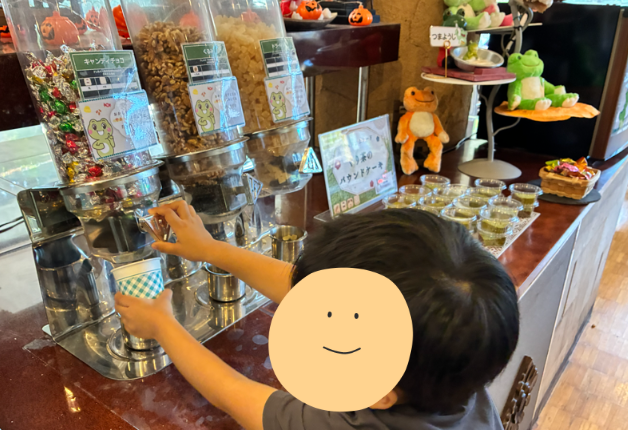 オールインクルーシブのチョコを取る4歳の長男