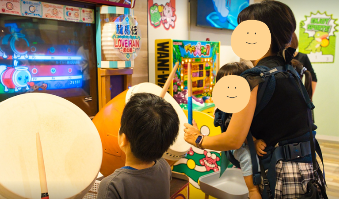 ゲームコーナーで太鼓の達人に挑戦する長男