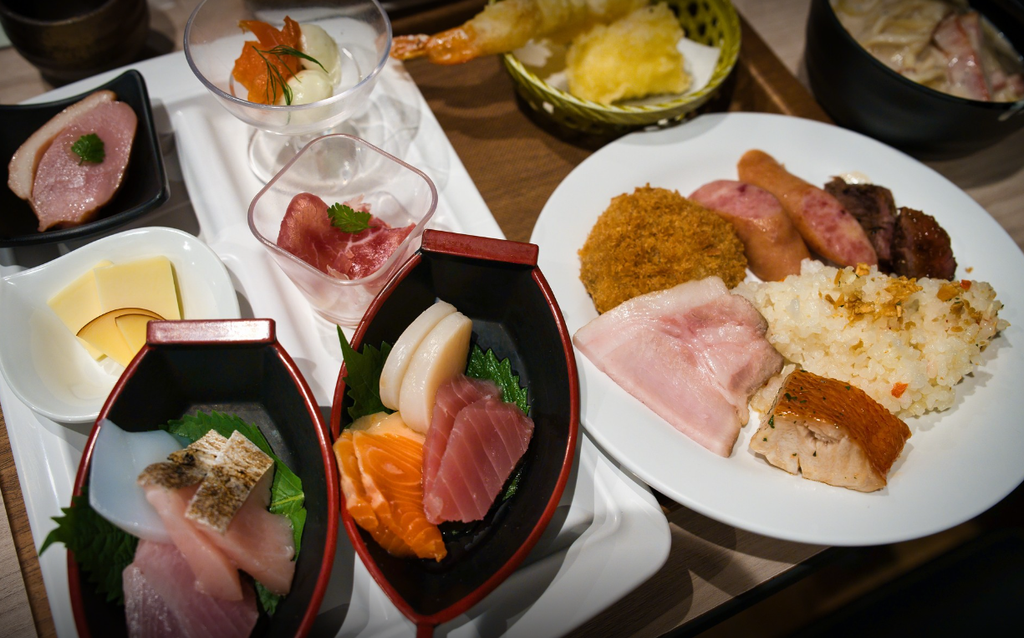 夕食ビュッフェの料理を盛ったプレート
