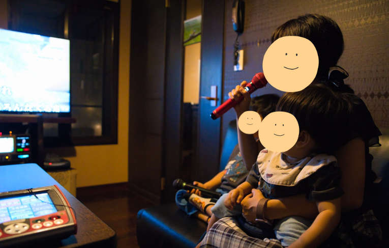 無料カラオケで歌う親子