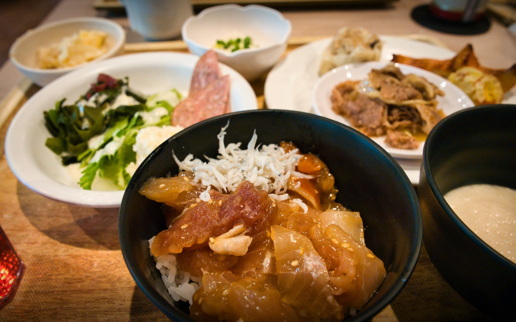 朝食バイキングで取った漁師丼とサラダ